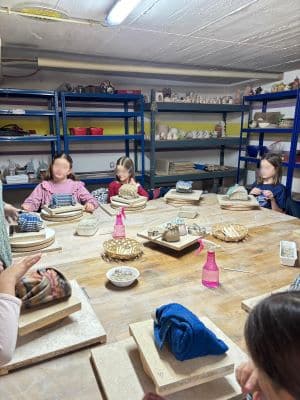 Kinder bei einem Geburtstagstöpfern